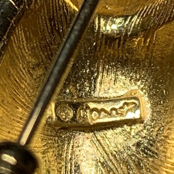 Monet Vintage Signed Black Cat Enamel Brooch With Rhinestone Collar & Green Eyes - Picture 4 of 7